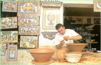 ALFARERO EN TALLER DE CERAMICA LOCAL